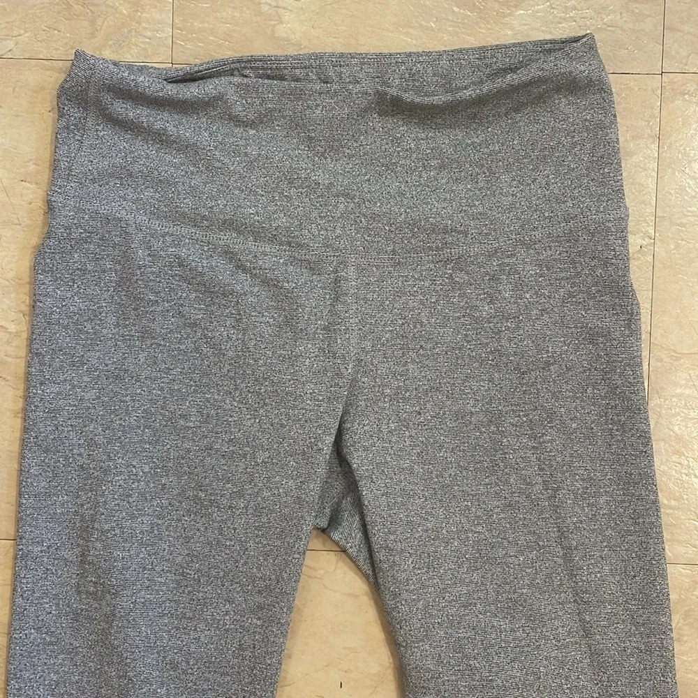 Old Navy Active, Capri Leggings, Sz Med, Excellent Condition - Picture 2 of 3